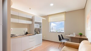 Eine moderne Wohnung mit Küche, Essbereich und einer Couch.
