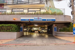 Einfahrt zu einer Parkgarage mit einem Schild für BrasilPark ESTACIONE.