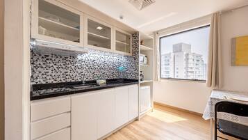 Geladeira, micro-ondas, cafeteira/chaleira