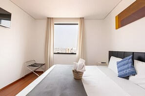 1 habitación, tabla de planchar con plancha y ropa de cama 