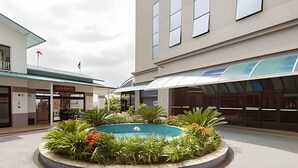 A courtyard with a central pool surrounded by plants and a tiled floor. - Apartment with kitchenette - includes 1 parking space - UN1309 (Osasco)