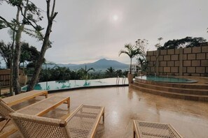 สระว่ายน้ำกลางแจ้ง