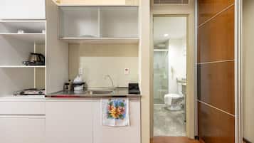 Micro-ondas, cafeteira/chaleira, talheres/pratos/utensílios de cozinha