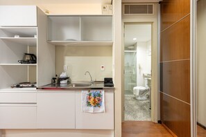 Mikrovågsugn, kaffe- och tebryggare och grytor/köksredskap