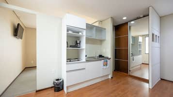 Microwave, coffee/tea maker, cookware/dishes/utensils