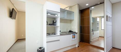 Microondas, cafetera y tetera y utensilios de cocina