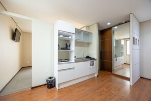 ميكروويف، ماكينة لصنع القهوة/الشاي، مستلزمات طهي/أطباق/أوعية