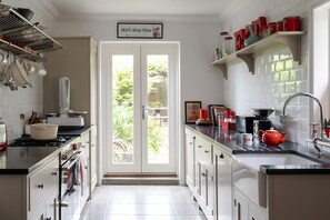 Réfrigérateur, four, plaque de cuisson, lave-vaisselle