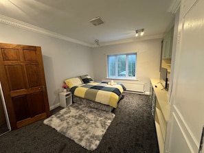 5 bedrooms, free WiFi, bed sheets