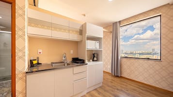 Mikroaaltouuni, kahvin-/teenkeitin, keittoastiat/astiat/ruokailuvälineet