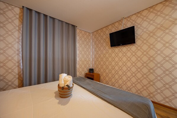 1 bedroom, bed sheets