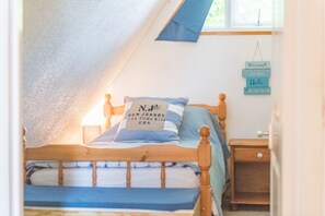 2 bedrooms, desk, iron/ironing board, WiFi