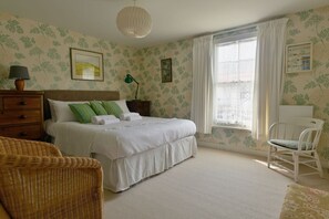 3 bedrooms, desk, iron/ironing board, internet