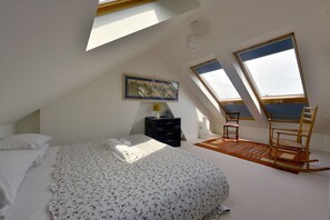 3 bedrooms, desk, iron/ironing board, internet