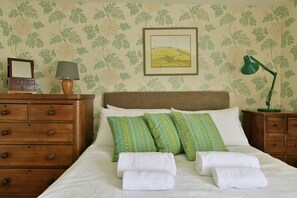 3 bedrooms, desk, iron/ironing board, Internet