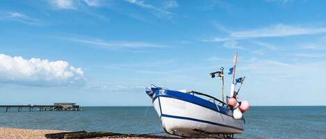 بالقرب من الشاطئ