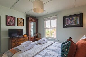 2 bedrooms, desk, iron/ironing board, WiFi - Wisteria Cottage, Deal (Deal)