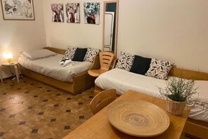 2 bedrooms, iron/ironing board, Internet, bed sheets