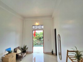 Escritorio, cortinas blackout y wifi gratis 