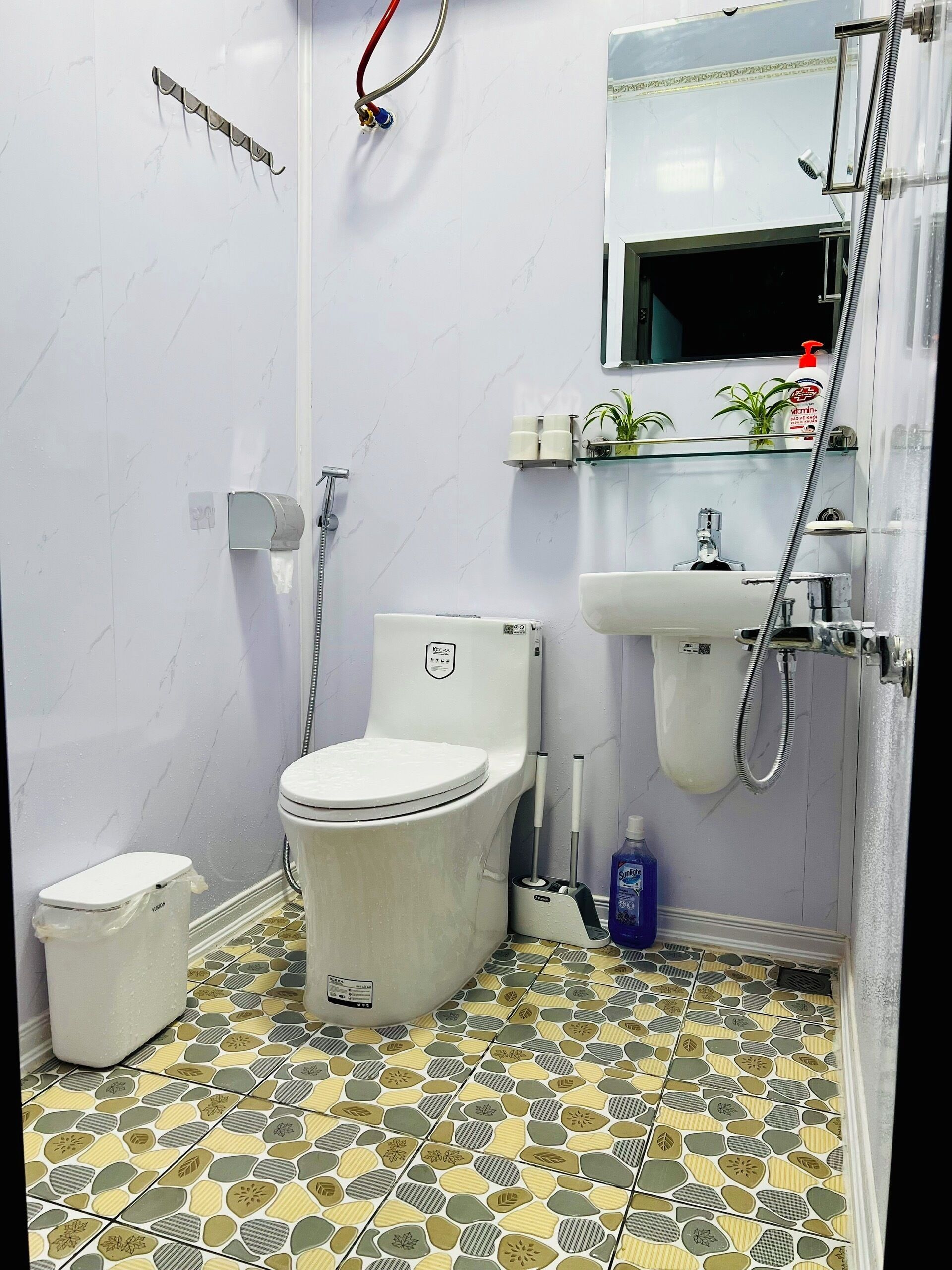 Un baño con inodoro, bidé y lavabo.