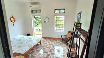 Escritorio, cortinas blackout y wifi gratis
