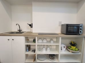 Geladeira, micro-ondas, cooktop, chaleira elétrica