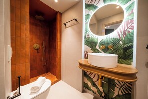 Studio Standard, balcon | Salle de bain | Douche, douche à « effet pluie », sèche-cheveux, serviettes fournies