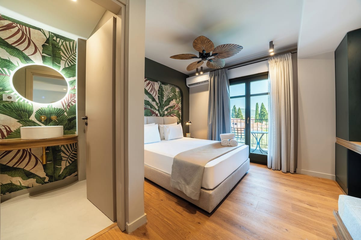 Iron/ironing board, free WiFi, bed sheets