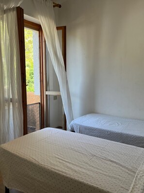2 bedrooms, iron/ironing board, internet, bed sheets