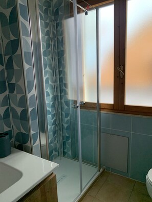 Dusche, Haartrockner, Bidet, Handtücher
