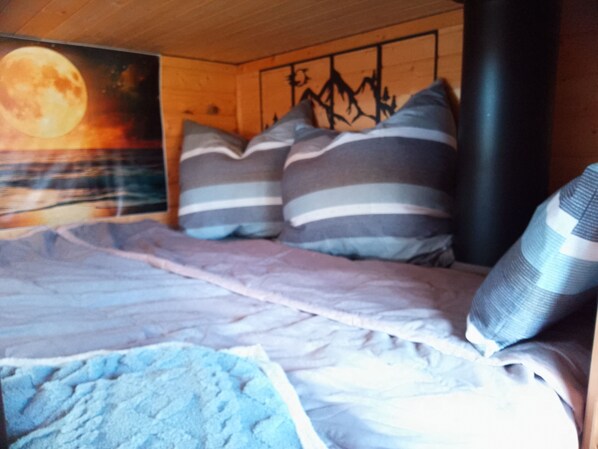 1 bedroom, bed sheets