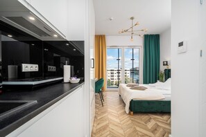 Studio (29) | Private kitchen | Fridge, stovetop, electric kettle, cookware/dishes/utensils