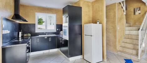 Four Ă micro-ondes, un four, surface de cuisson, lave-vaisselle