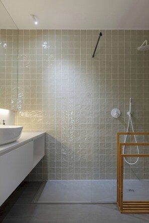 Shower, hair dryer, towels - Romantic Gem in Baixa (Lisboa)