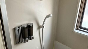 Un baño con ducha, inodoro y lavamanos.
