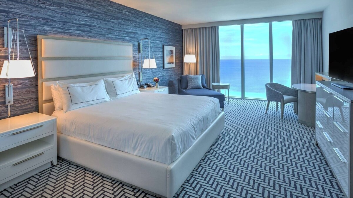 Your Ideal Beach Stay: Oceanfront Room, Pool, Near Fort Lauderdale Landmarks
