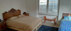 Triple Room | Desk, free WiFi