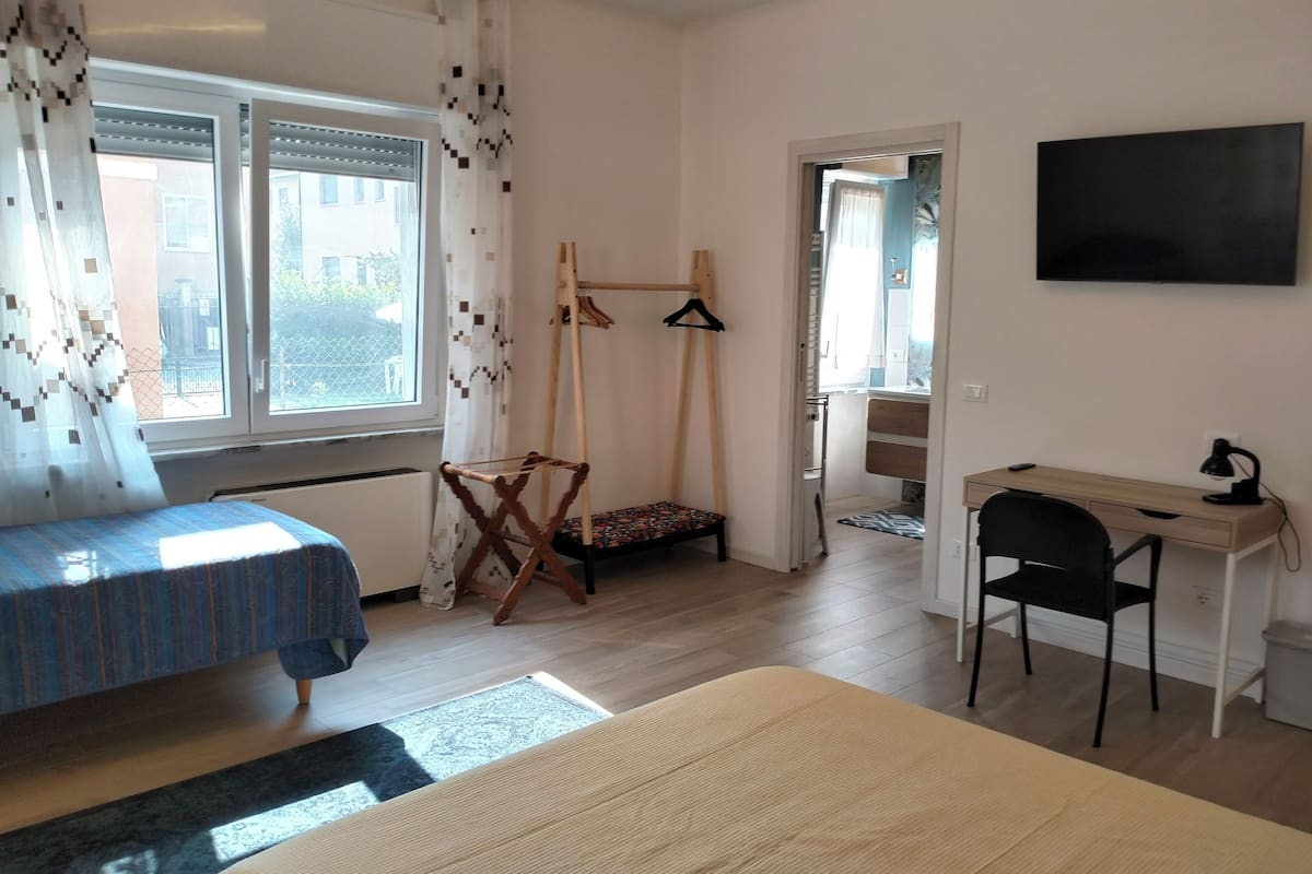 Dreibettzimmer | Schreibtisch, kostenloses WLAN, Bettwäsche