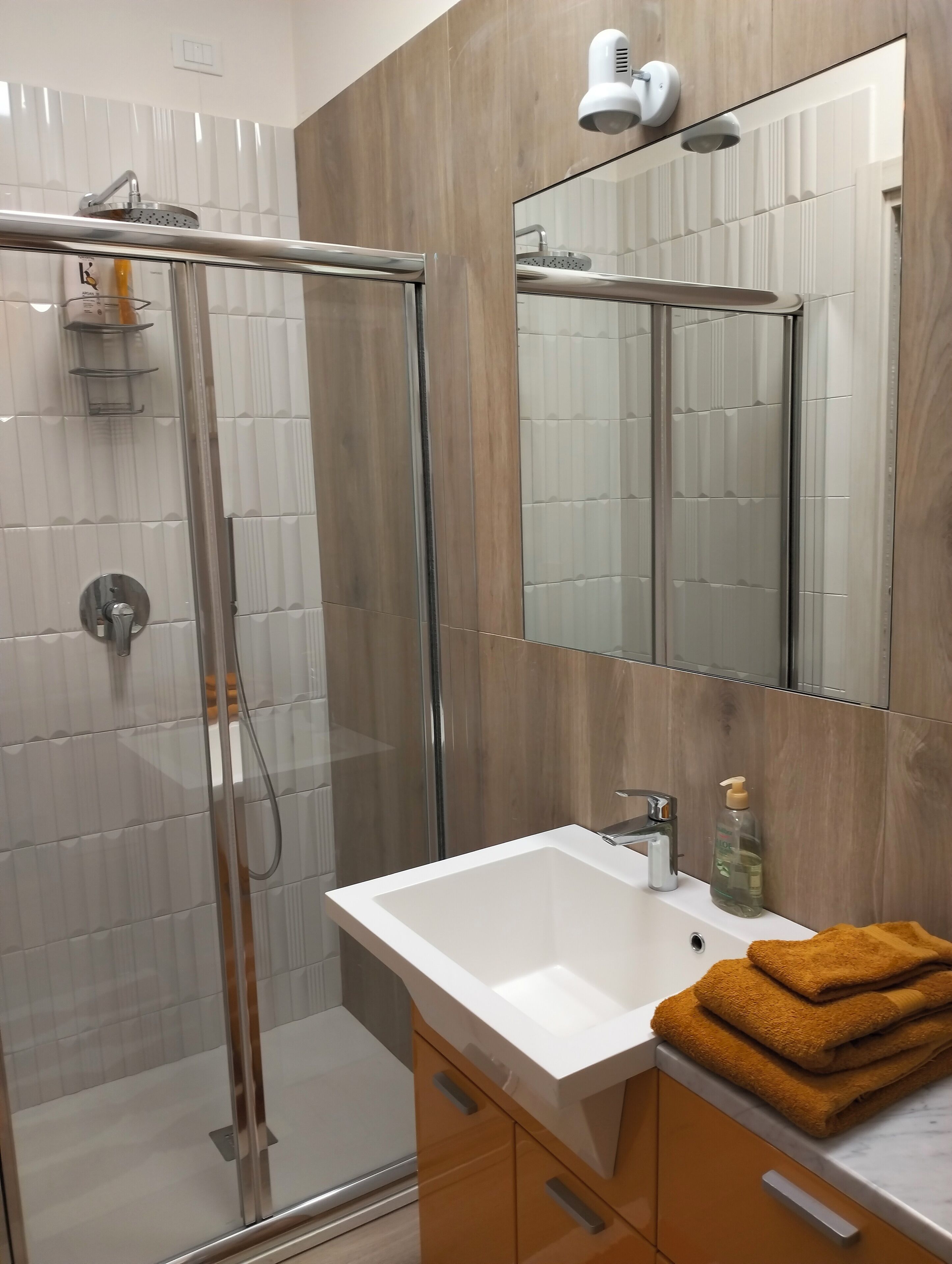 Doppelzimmer | Badezimmer | Dusche, Haartrockner, Handtücher, Seife
