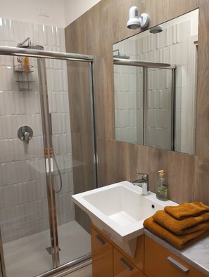 Double Room | Bathroom | Shower, hair dryer, towels, soap - Casa di Lucio (Lodi)