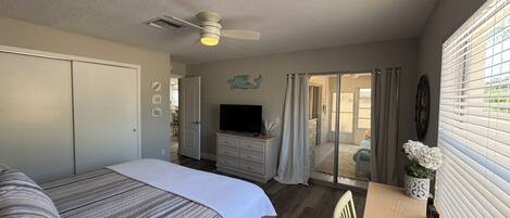 Een strijkplank/strijkijzer, internet, beddengoed