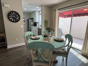 Dining - Villa Getaway: 2-Bd 1-Ba w Enclosed Lanai w Heat & AC Villa in The Villages (The Villages)