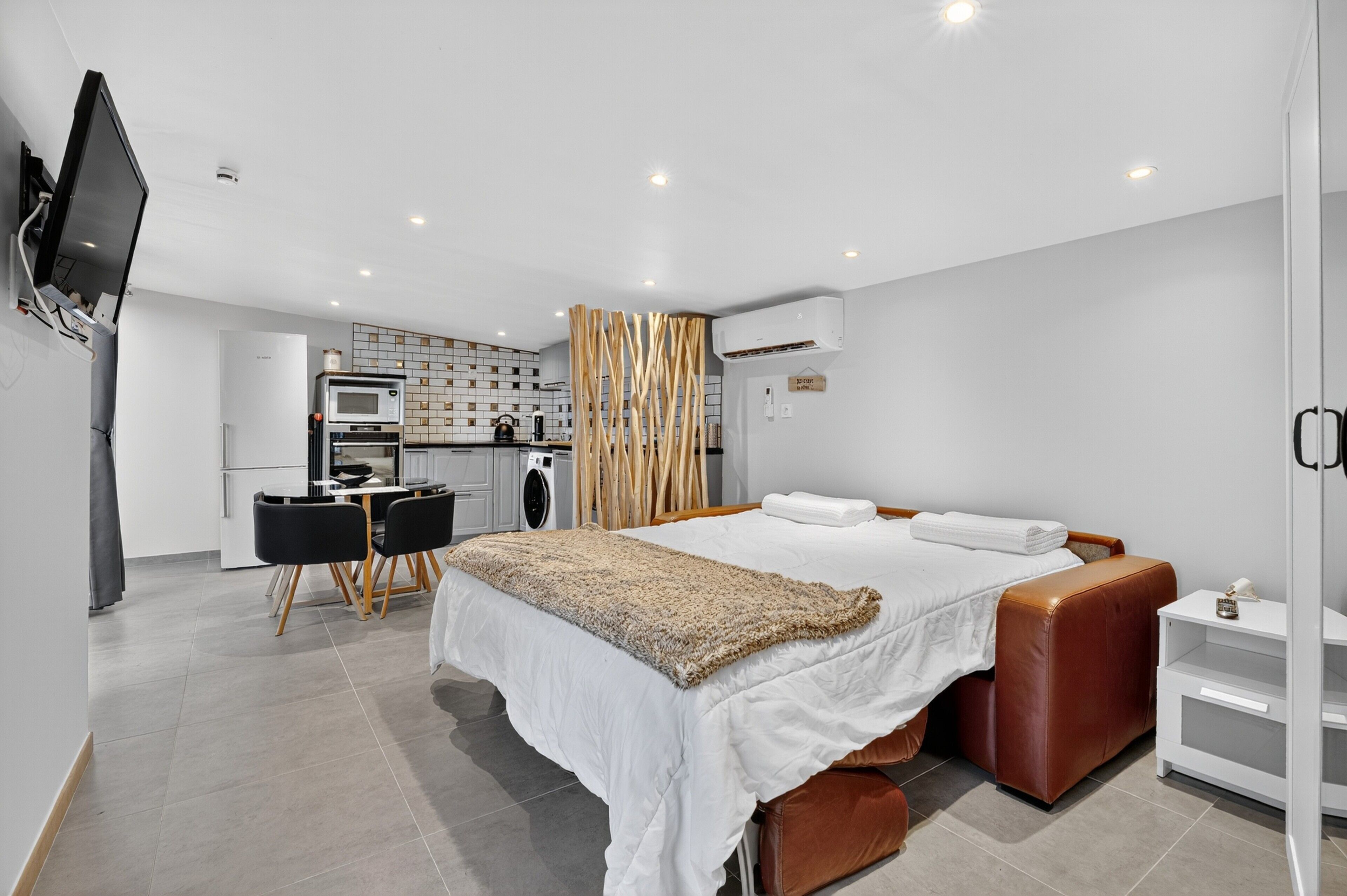 Iron/ironing board, WiFi, bed sheets