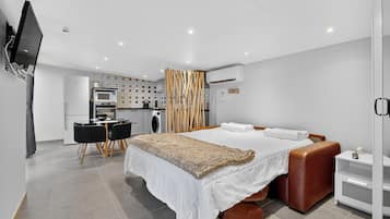 Iron/ironing board, WiFi, bed sheets