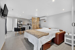 Iron/ironing board, WiFi, bed sheets