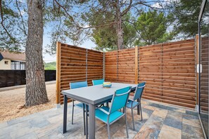 Outdoor dining - Studio "Cabanon Des Amandiers" with Private Terrace, Wi-Fi, and Air Conditioning (Sanary-sur-Mer)