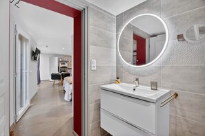 Shower, hair dryer, towels - Studio "Cabanon Des Amandiers" with Private Terrace, Wi-Fi, and Air Conditioning (Sanary-sur-Mer)