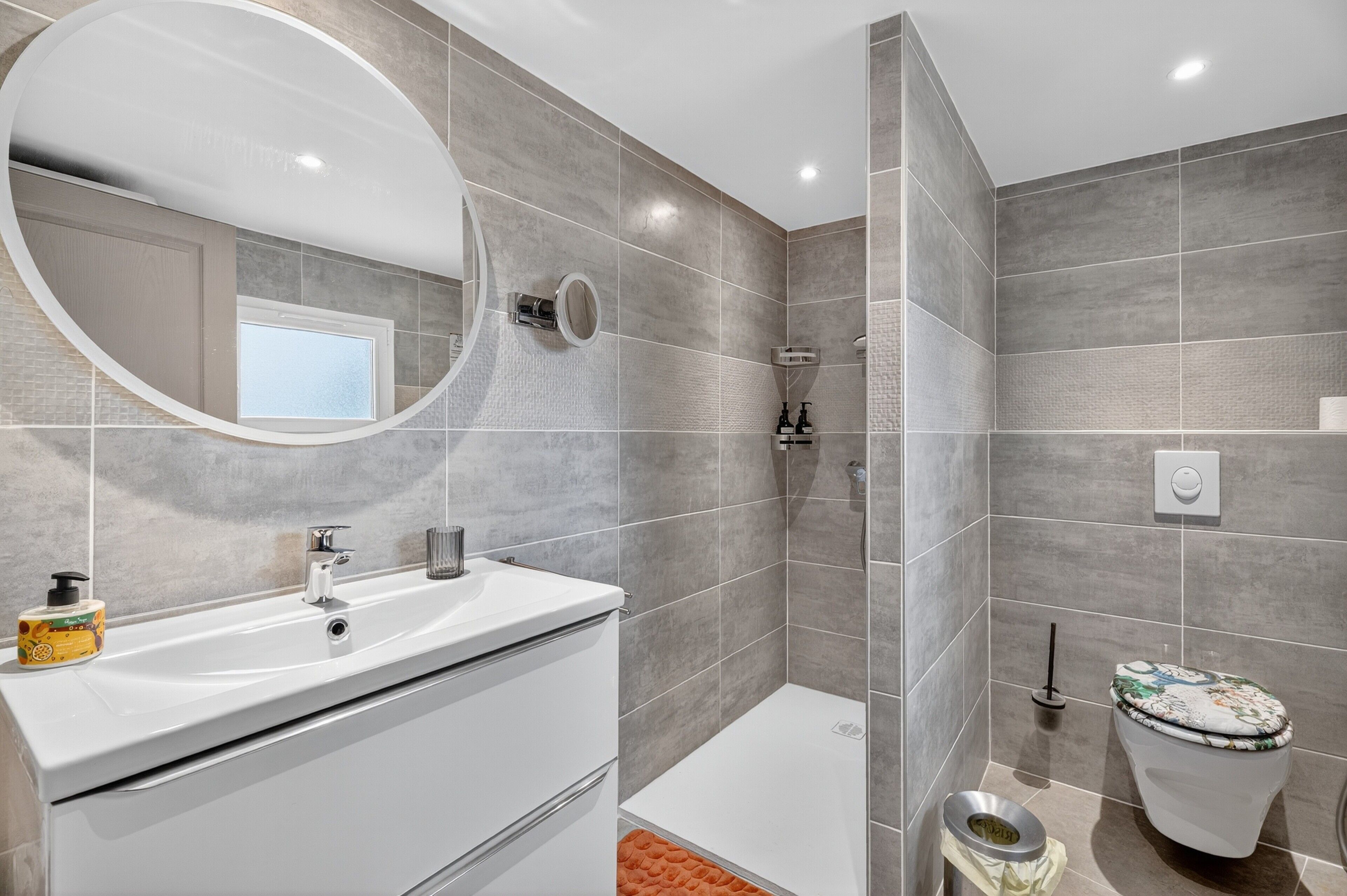 Een douche, een haardroger, handdoeken