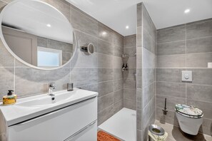 Shower, free toiletries, hair dryer, towels - Studio "Cabanon Des Amandiers" with Private Terrace, Wi-Fi, and Air Conditioning (Sanary-sur-Mer)