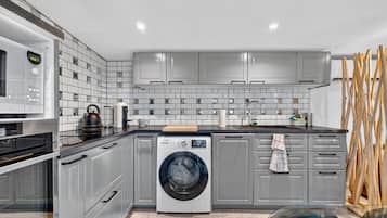 冷蔵庫、電子レンジ、オーブン、コンロ